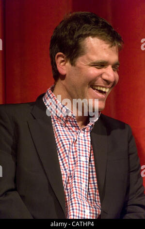 20. April 2012 - beantwortet Ann Arbor, Michigan, USA - Nicholas Stoller, Direktor des '' das 5 Jahre Engagement,'' in den Hauptrollen Jason Segel und Emily Blunt, Fragen nach einer sneak Peak-Vorführung des Films am Theater Michigan in Ann Arbor, MI am 20. April 2012. (Kredit-Bild: © Mark Bialek/ZUMAPRESS.com) Stockfoto