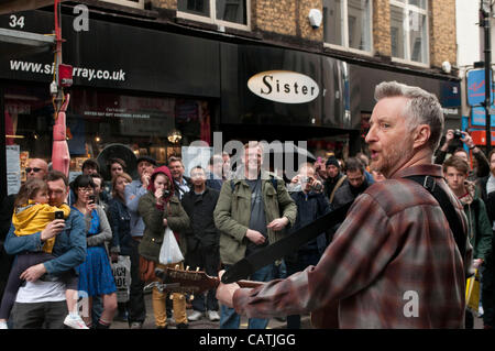 London, UK. 21.04.12. Billy Brag führt außerhalb Sister Ray, der unabhängigen Plattenladen in Berwick Street, Soho. Stockfoto