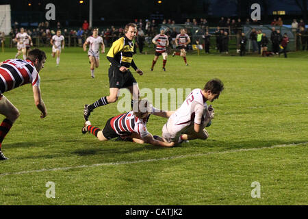 20.04.2012 Loughborough, England. Loughborough Studenten V Nuneaton RFC. Schüler WILL SIMPSON punktet bei der Division 2 Nord-Spiel an der Loughborough University. Stockfoto