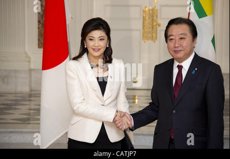 21. April 2012 grüßt - Tokyo, Japan - Japanese Prime Minister YOSHIHIKO NODA (R) Thailands Premierministerin YINGLUCK SHINAWATRA bei ihrer Ankunft auf dem Mekong Subregion (GMS) Gipfel in Tokio, Japan. Führer von größeren Mekong Subregion (GMS), umfasst, Kambodscha, Laos, Vietnam, Myanmar eine Stockfoto