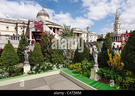 London, UK. Samstag, 21. April 2012. Trafalgar Square wird Englisch Garten für St. George's Day, London Stockfoto