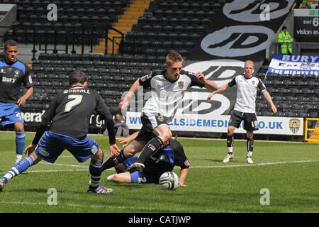 21.04.2012 Nottingham, England, Vereinigtes Königreich. Notts County im Vergleich zu Bury. Countys JEFF HUGHES Rennen durch auf das Tor während des Spiels NPower League 1 gespielt bei Meadow Lane. Stockfoto