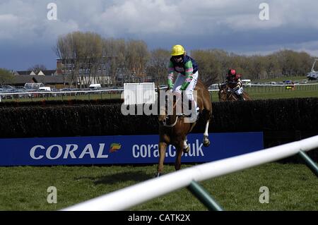 Ayr, UK 21.04.12 schottischen Grand National-Wochenende (Tag2) Rennen früh Aktion als Lidar geritten von Robert Thornton löscht den letzten Zaun auf der ersten Strecke des zweiten Rennens. Stockfoto