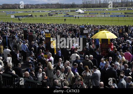 Ayr, UK 21.04.12 schottischen Grand National-Wochenende (Tag2) den Kundenansturm bei Ayr Race Course vor dem Start des zweiten Tages des schottischen Grand National-Wochenendes. Stockfoto