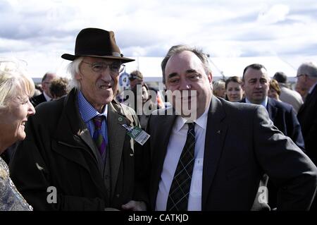 Ayr, UK 21.04.12 schottischen Grand National Week-End (Tag2) schottischen ersten Minister Alex Salmond im Gespräch mit dem Besitzer des siegreichen Pferdes Raymond Anderson Grün am Ende des Rennens. Stockfoto