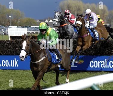 Ayr, UK 21.04.12 schottischen Grand National Week-End (Tag2) Gewinner des 2012 schottische Grand National Merigo geritten von Timmy Murphy (grüner Seide) führt das Feld an der endgültigen Zaun des Rennens. Stockfoto