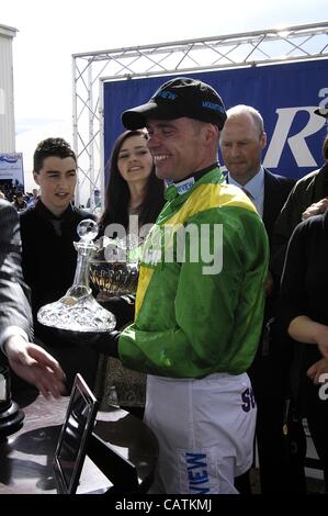 Ayr, UK 21.04.12 Scottish National Grand Week-End (Tag2) schottischen Grand National Gewinner Jockey, wie T.J.Murphy mit seinem Dekanter präsentiert wird, nach dem Reiten Merigo zum Sieg. Stockfoto