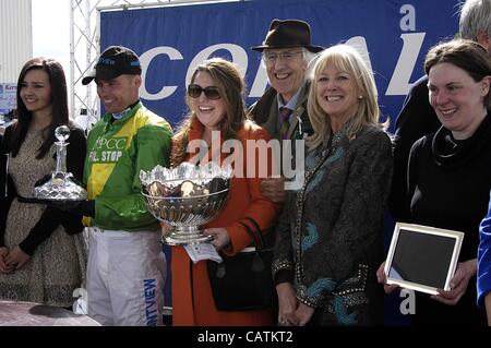 Ayr, UK 21.04.12 schottischen Grand National Week-End (Tag2) schottische Grand National Gewinner Jockey T.J.Murphy (grüner Seide) präsentiert mit seinem Dekanter und entlang Seite Eigentümer Raymond Anderson Grün abgebildet ist. (3. von rechts) und andere Mitglieder der siegreichen Stall. Stockfoto