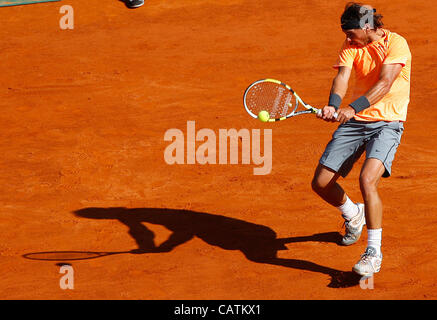 21. April 2012 - Monaco, Montecarlo - 21.04.2012 Monte Carlo, Monaco. RAFAEL NADFAL (ESP) in Aktion gegen GILLES SIMON (FRA) während die S-Finall von der Monte-Carlo Rolex Masters 2012 spielte bei der Monte-Carlo Country Club, Monaco. (Kredit-Bild: © Michael Cullen/ZUMAPRESS.com) Stockfoto