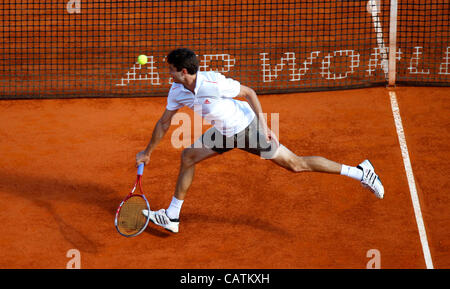 21.04.2012 Monte Carlo, Monaco.  Gilles Simon (FRA) in Aktion gegen Rafael Nadal (ESP) während die semi-Kreuzblume von der Monte-Carlo Rolex Masters 2012 spielte bei der Monte-Carlo Country Club, Monaco. Stockfoto