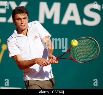 21.04.2012 Monte Carlo, Monaco.  Gilles Simon (FRA) in Aktion gegen Rafael Nadal (ESP) während die semi-Kreuzblume von der Monte-Carlo Rolex Masters 2012 spielte bei der Monte-Carlo Country Club, Monaco. Stockfoto