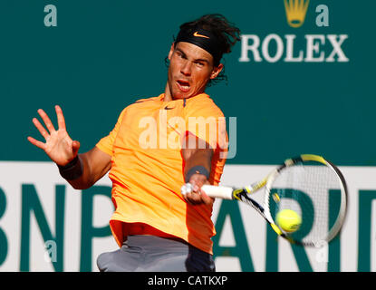 21.04.2012 Monte Carlo, Monaco. Rafael Nadal (ESP) in Aktion gegen Gilles Simon (FRA) während die semi-Kreuzblume von der Monte-Carlo Rolex Masters 2012 spielte bei der Monte-Carlo Country Club, Monaco. Stockfoto