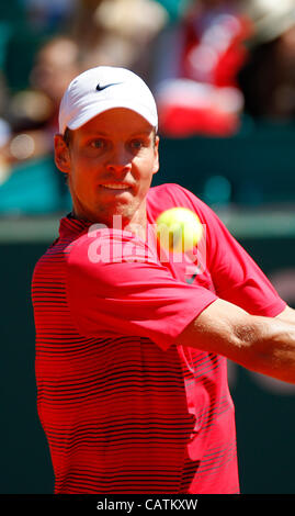 21. April 2012 - Monaco, Montecarlo - 21.04.2012 Monte Carlo, Monaco. TOMAS BERDYCH (CZE) in Aktion gegen NOVAK DJKOVIC (SRB) während die S-Finall von der Monte-Carlo Rolex Masters 2012 spielte bei der Monte-Carlo Country Club, Monaco. (Kredit-Bild: © Michael Cullen/ZUMAPRESS.com) Stockfoto