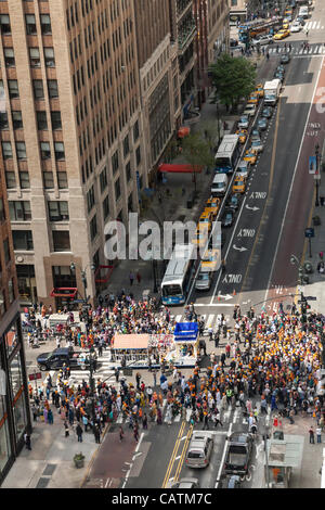 New York City, USA. 21. April 2012.  Diese Sikh Parade ist eine jährliche Veranstaltung, Ngar Kirtan.  Der Schwimmer mit dem Guru Granth Sahib wurde erster in der Linie gefolgt von vielen indischen Demonstranten.  Die Kreuzung von Madison Ave. & East 34th Street war gefüllt mit bunten Turbanen und saris Stockfoto