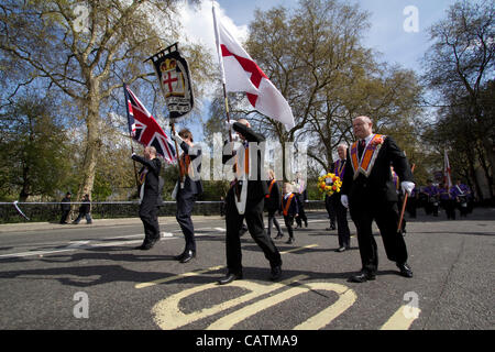 21.04.2012 London UK Protestanten in der Oranier-Orden marschieren durch die Londoner heute Orange Lodge, oder der Oranier loyal orange Auftrag durch London marschieren, mit Union Jack und Flagge von saint George St George Stockfoto