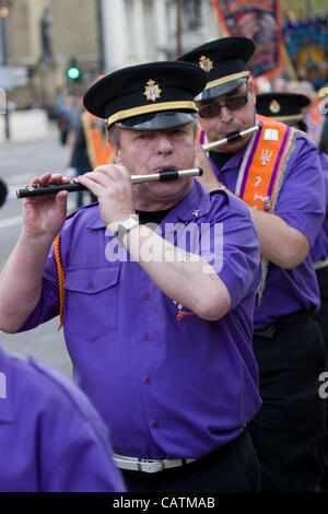 21.04.2012 März bis heute, die Orange Lodge oder die Oranier loyal orange Reihenfolge marschieren durch London Central London London UK Protestanten in der Oranier-Orden Stockfoto