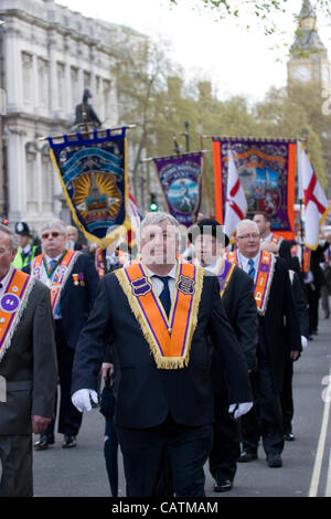 21.04.2012 März bis heute, die Orange Lodge oder die Oranier loyal orange Reihenfolge marschieren durch London Central London London UK Protestanten in der Oranier-Orden Stockfoto