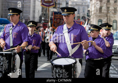 21.04.2012 März bis heute, die Orange Lodge oder die Oranier loyal orange Reihenfolge marschieren durch London, mit Trommler und Flötisten Flötisten Central London London UK Protestanten in der Oranier-Orden Stockfoto