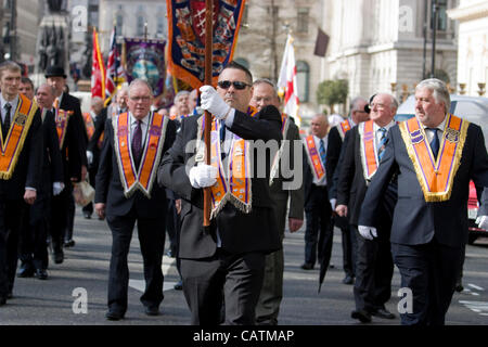 21.04.2012 März bis heute, die Orange Lodge oder die Oranier loyal orange Reihenfolge marschieren durch London Central London London UK Protestanten in der Oranier-Orden Stockfoto