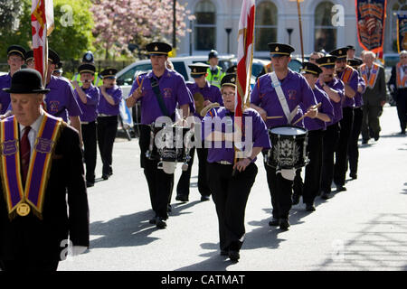 21.04.2012 März bis heute, die Orange Lodge oder die Oranier loyal orange Reihenfolge marschieren durch London Central London London UK Protestanten in der Oranier-Orden Stockfoto