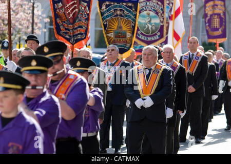 21.04.2012 März bis heute, die Orange Lodge oder die Oranier loyal orange Reihenfolge marschieren durch London Central London London UK Protestanten in der Oranier-Orden Stockfoto