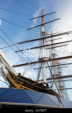 London, UK. Samstag, 21. April 2012. Restaurierungsarbeiten an der Cutty Sark ist abgeschlossen und Arbeitnehmer Hindernisse aus rund um den Ort vor der Eröffnung der Folgewoche. Die Cutty Sark-Klipper wurde 1869 erbaut und befindet sich im Trockendock in Greenwich. Stockfoto