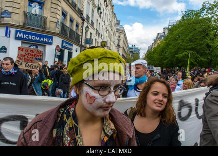 Paris, Frankreich, verdrängt französische Teenager zu Demonstrationsdemonstrationen auf der Straße gegen „unrepräsentative“ französische Präsidentschaftswahlen in der Straße Stockfoto