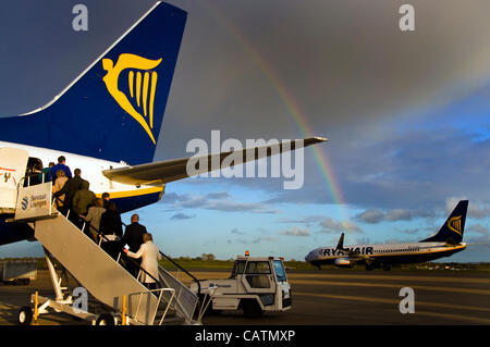 Flughafen Bristol England UK. Regenbogen über den Flughafen als Passagiere Board ein Ryanair-Flugzeug. Stockfoto