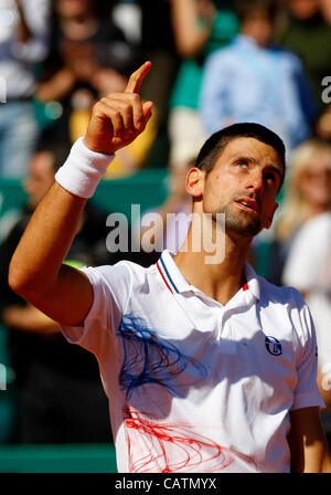 21. April 2012 - Spiel Monaco, Monte Carlo - NOVAK DJKOVIC (SRB) Gesten während seine Männer-Halbfinale gegen Tomas Berdych (CZE) auf die 2012 Monte-Carlo Rolex Masters im Monte Carlo Country Club gespielt. Djokovic erweitert, um eine zweite Karriere Finale in Monte Carlo gegen Berdych 4-6, 6-3, 6-2. Stockfoto