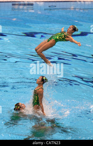 Japan-Team, Yumi ADACHI, Aika HAKOYAMA, Mayo ITOYAMA, Chisa KOBAYASHI, Risako MITSUI, Mai NAKAMURA, Mariko SAKAI, Kurumi YOSHIDA, FINA Olympischen Spiele synchronisiert schwimmen Qualifikation, 21 Apr 12, Aquatics Centre, Olympiapark, London, UK. Stockfoto