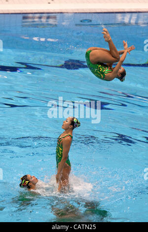 Japan-Team, Yumi ADACHI, Aika HAKOYAMA, Mayo ITOYAMA, Chisa KOBAYASHI, Risako MITSUI, Mai NAKAMURA, Mariko SAKAI, Kurumi YOSHIDA, FINA Olympischen Spiele synchronisiert schwimmen Qualifikation, 21 Apr 12, Aquatics Centre, Olympiapark, London, UK. Stockfoto