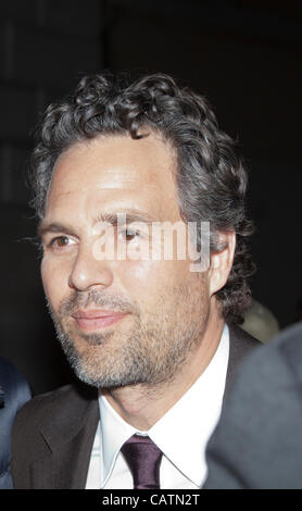 Mitglieder der Besetzung von The Avengers kommen zum Abendessen im Restaurant "Antica Pesa" in Rom nach der Premiere des gleichen Films. Pcitured Mark Ruffalo vor dem Restaurant.  ROM, ITALIEN. Samstag, 21. April 2012 Kreditlinie Kredit: Stephen Bisgrove/Alamy Live-Nachrichten Stockfoto