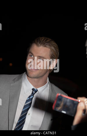 Mitglieder der Besetzung von The Avengers kommen zum Abendessen im Restaurant "Antica Pesa" in Rom nach der Premiere des gleichen Films. Chris Hemsworth hält für Fotos vor dem Restaurant. ROM, ITALIEN. Samstag, 21. April 2012 Kreditlinie Kredit: Stephen Bisgrove/Alamy Live-Nachrichten Stockfoto