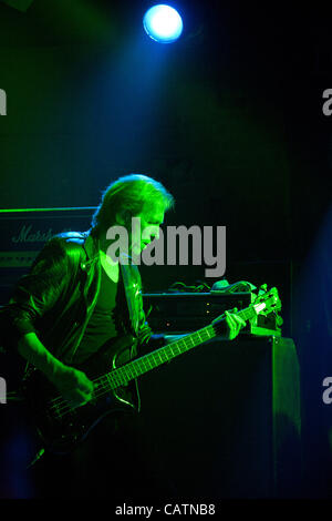 Michael Schenker Gruppe live Rockkonzert in Thessaloniki, Griechenland. 21. April 2012. Im Bild: Bassist Francis Buchloz Stockfoto