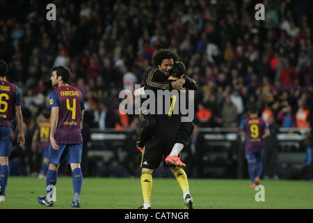 21.04.2012 Barcelona, Spanien - La Liga-Spiel zwischen FC Barcelona Vs Real Madrid gespielt (1-2) im Nou Camp Stadion. das Bild zeigt Iker Casillas (spanische Torwart von Real Madrid) und Marcelo Vieira (brasilianische Verteidiger von Real Madrid) seinem Team den Sieg zu feiern Stockfoto