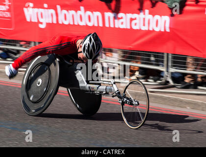 Rollstuhl-Sportler cross Tower Bridge im Wettbewerb mit der Virgin London-Marathon am 22. April 2012. Bild von Julie Edwards Stockfoto