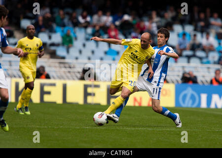 22.04.2012. Zaragoza, Spanien. Real Sociedad 1-1 FC Villarreal. Villarreal´s Borja Valero eine echte Sociedad´s Aramburu in Aktion während der spanischen Liga-Spiel zwischen Real Sociedad und Villarreal Anoeta Stadium gespielt. Stockfoto