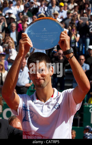 22.04.2012 Monte Carlo, Monaco. Novak Djokovic (SRB) mit seiner Trophäe für Runner-up in den letzten Singles beim Monte Carlo Masters ATP Tennisturnier in Monte-Carlo Country Club, Monaco statt. Nadal gewann das Finale 3-6 1-6 obligatorische Kredit: Mitchell Gunn Stockfoto