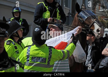 Polizei halten Mitglieder der EDL eingepfercht während ihrer März für England-Kundgebung in Brighton Stadtzentrum heute als Anti-faschistische Gruppen versuchten, die Veranstaltung Kreditlinie zu stören: Credit: Simon Dack / Alamy Live News. Stockfoto