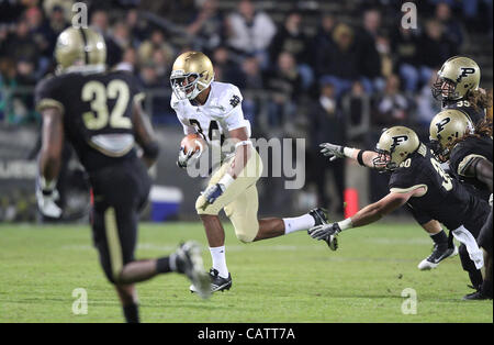 1. Oktober 2011 - West Lafayette, Indiana, USA - Notre Dame Fighting Irish Runningback George Atkinson III (34). Die Notre Dame Fighting Irish zerstört die Purdue Boilermakers mit einem Endstand von 38-10 in West Lafayette.  Foto: Aaron Suozzi (Kredit-Bild: © Aaron Souzzi/ZUMAPRESS.com) Stockfoto