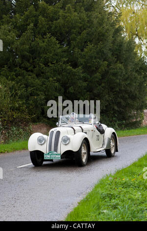 1938 die Besatzung BMW 328 von Bert Van Den Dool (NL) und Gertrude Mulder (N) in der 4. Wettbewerb. Flying Scotsman Rallye 2012 organisiert von The Endurance Rallye Association auf der Durchreise Kirton Holme Nr. Boston in Lincolnshire am ersten Tag der Rallye am Freitag 20.. April. Organisiert von der Ausdauer Stockfoto