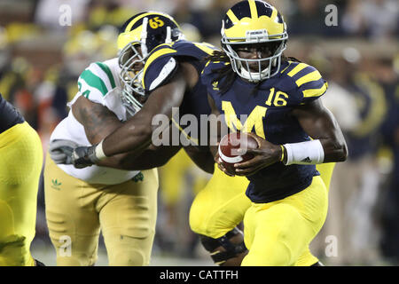 10. September 2011 quarterback - Ann Arbor, Michigan, USA - Michigan Wolverines Denard Robinson (16). Die Notre Dame Fighting Irish verlor die Michigan Wolverines in den letzten Minuten des Spiels.  Foto: Aaron Suozzi (Kredit-Bild: © Aaron Souzzi/ZUMAPRESS.com) Stockfoto