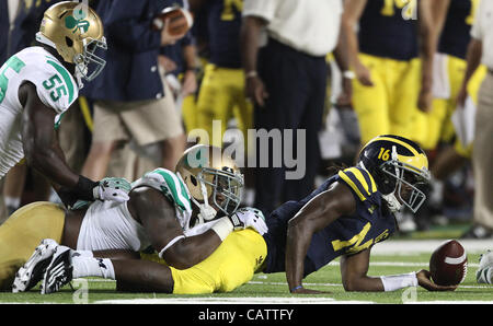 10. September 2011 quarterback - Ann Arbor, Michigan, USA - Michigan Wolverines Denard Robinson (16). Die Notre Dame Fighting Irish verlor die Michigan Wolverines in den letzten Minuten des Spiels.  Foto: Aaron Suozzi (Kredit-Bild: © Aaron Souzzi/ZUMAPRESS.com) Stockfoto