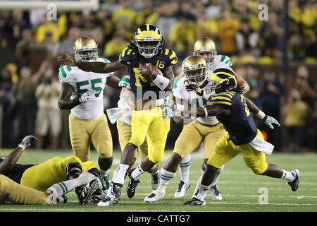 10. September 2011 quarterback - Ann Arbor, Michigan, USA - Michigan Wolverines Denard Robinson (16). Die Notre Dame Fighting Irish verlor die Michigan Wolverines in den letzten Minuten des Spiels.  Foto: Aaron Suozzi (Kredit-Bild: © Aaron Souzzi/ZUMAPRESS.com) Stockfoto