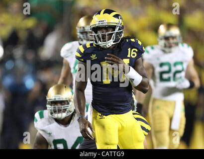 10. September 2011 quarterback - Ann Arbor, Michigan, USA - Michigan Wolverines Denard Robinson (16). Die Notre Dame Fighting Irish verlor die Michigan Wolverines in den letzten Minuten des Spiels.  Foto: Aaron Suozzi (Kredit-Bild: © Aaron Souzzi/ZUMAPRESS.com) Stockfoto