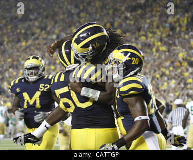 10. September 2011 quarterback - Ann Arbor, Michigan, USA - Michigan Wolverines Denard Robinson (16). Die Notre Dame Fighting Irish verlor die Michigan Wolverines in den letzten Minuten des Spiels.  Foto: Aaron Suozzi (Kredit-Bild: © Aaron Souzzi/ZUMAPRESS.com) Stockfoto