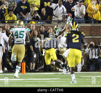 10. September 2011 verlor in den letzten Minuten des Spiels an der Michigan - Ann Arbor, Michigan, USA - die Notre Dame Fighting Irish.  Foto: Aaron Suozzi (Kredit-Bild: © Aaron Souzzi/ZUMAPRESS.com) Stockfoto