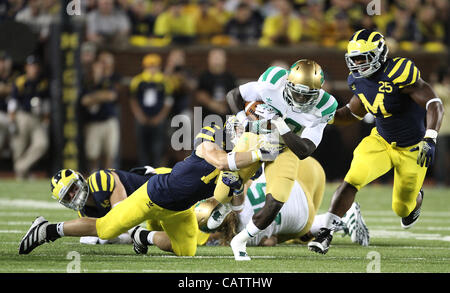 10. September 2011 - Ann Arbor, Michigan, USA - Notre Dame Fighting Irish Runningback Cierre Wood (20). Die Notre Dame Fighting Irish verlor die Michigan Wolverines in den letzten Minuten des Spiels.  Foto: Aaron Suozzi (Kredit-Bild: © Aaron Souzzi/ZUMAPRESS.com) Stockfoto