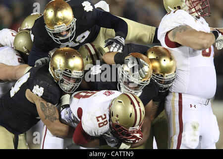 19. November 2011 - South Bend, Indiana, USA - Notre Dame konnte eine späte Ausführung vom Boston College halten.  Das Endergebnis war 16-14, Notre Dame recored 8-3 mit einem Spiel gegen Stanford zu bringen.  Foto: Aaron Suozzi (Kredit-Bild: © Aaron Souzzi/ZUMAPRESS.com) Stockfoto