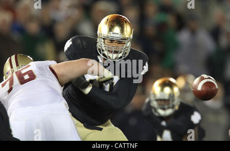 19. November 2011 - South Bend, Indiana, USA - Notre Dame konnte eine späte Ausführung vom Boston College halten.  Das Endergebnis war 16-14, Notre Dame recored 8-3 mit einem Spiel gegen Stanford zu bringen.  Foto: Aaron Suozzi Foto von Aaron Suozzi (Kredit-Bild: © Aaron Souzzi/ZUMAPRESS.com) Stockfoto